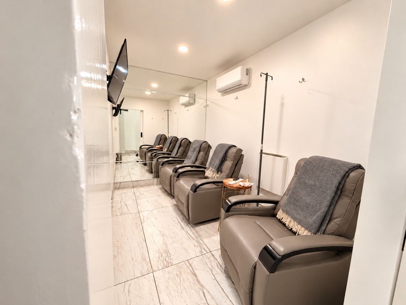 IV cabin at Clinic Maren with reclining chairs.